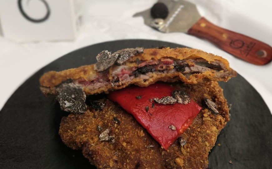 Cachopo de ternera, queso, jamón, pimiento rojo y trufa negra Receta de cachopo de ternera, queso, jamón, pimiento rojo y trufa negra